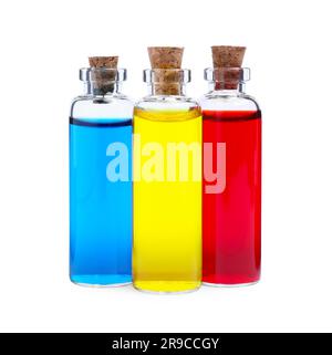 Flacons en verre avec différentes couleurs alimentaires sur fond blanc Banque D'Images
