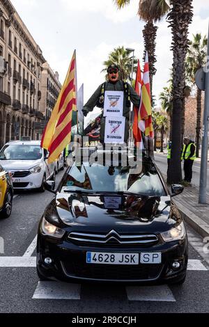 Barcelone, Espagne - 10 FÉVRIER 2022 : les chauffeurs de taxi protestent contre Uber, l'application de transport en ligne, dans les rues de Barcelone, Catalogne, Espagne. Banque D'Images