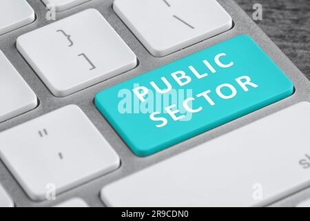 Bouton bleu clair avec texte secteur public sur le clavier de l'ordinateur, gros plan Banque D'Images