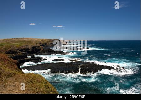 La côte sud de Phillip Island, à Victoria, en Australie, fait face aux mers agitées du détroit de Bass et aux vagues qui se brisent sur ses côtes rocheuses. Banque D'Images