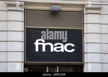 Bordeaux , Aquitaine France - 06 21 2023 : Fnac logo marque et texte enseigne entrée façade du magasin électronique bibliothèque culturelle vente au détail Banque D'Images