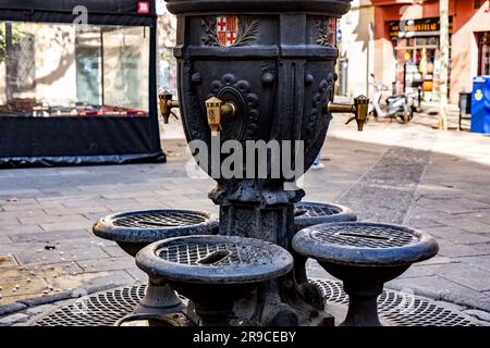 Barcelone, Espagne - 10 FÉVRIER 2022 : fontaine publique en fonte avec l'emblème de la ville de Barcelone, Espagne. Banque D'Images