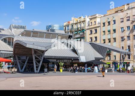 Barcelone, Espagne - 10 FÉVRIER 2022 : vue extérieure du Mercat de la Barceloneta, marché alimentaire de Barcelone, Espagne. Banque D'Images