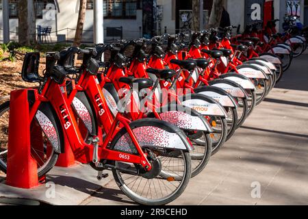 Barcelone, Espagne - 10 FÉVRIER 2022 : vélos électriques de BICING garés à la station de charge de Barcelone, avec le soutien de l'application Smou. Banque D'Images