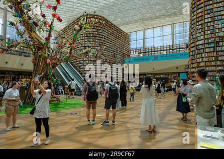 Séoul, Corée du Sud - 24 juin 2023: Les gens dans la bibliothèque Starfield au centre commercial COEX de Séoul., Corée du Sud. Banque D'Images