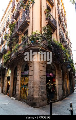 Barcelone, Espagne - 13 FÉVRIER 2022: Bâtiments et personnes le long de la plage de Barceloneta dans le quartier de Ciutat Vella de Barcelone, la côte méditerranéenne, SPAI Banque D'Images