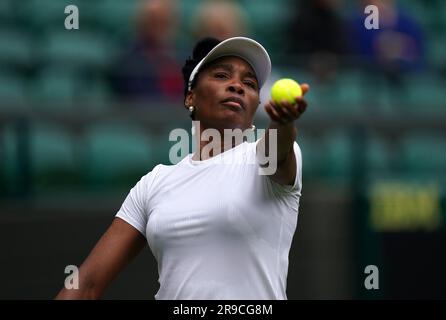 Photo du dossier datée du 30-06-2021 de venus Williams. Une carte Joker pour le vétéran de 43 ans poursuivra la longue tradition d'une sœur Williams lors du tirage principal à Wimbledon. Il faut revenir à 1996 pour la dernière fois, ni Vénus ni Serena n'ont été impliquées dans les célibataires des femmes. Date de publication : lundi 26 juin 2023. Banque D'Images