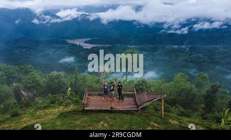 24 juin 2023; Mae Hong son, Thaïlande - Groupe de jeunes touristes prenant des photos par drone contre le paysage de la vallée brumeux et des montagnes nuageux en T Banque D'Images