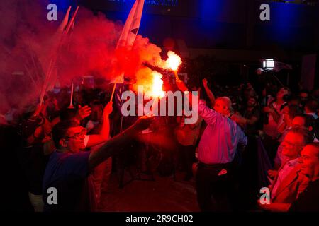 (230626) -- ATHÈNES, 26 juin 2023 (Xinhua) -- les partisans du parti conservateur de la Nouvelle démocratie en Grèce célèbrent la victoire du parti aux élections à Athènes, Grèce, sur 25 juin 2023. L'ancien Premier ministre grec Kyriakos Mitsotakis a promis davantage de réformes à un rythme plus rapide après que son parti conservateur ait remporté la deuxième élection générale en cinq semaines dimanche et une majorité absolue au Parlement. Avec 95 pour cent des voix comptées, la Nouvelle démocratie (ND) a recueilli 40,55 pour cent des voix, obtenant 158 sièges dans le prochain Parlement de 300 membres pour former un gouvernement à parti unique, selon le résultat officiel Banque D'Images