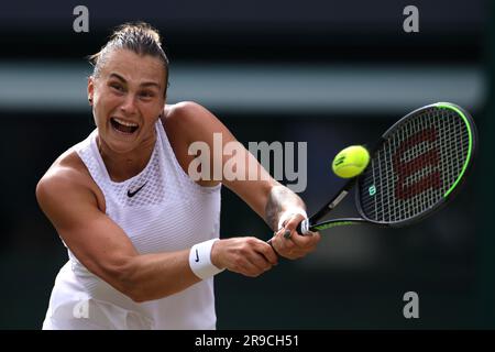 Photo du dossier datée du 08-07-2021, d'Aryna Sabalenka en action. Sabalenka sera parmi les favoris pour remporter le titre de femme, tandis que le duo russe Daniil Medvedev et Andrey Rublev figurent tous deux dans le top 10 des classements masculins. Date de publication : lundi 26 juin 2023. Banque D'Images