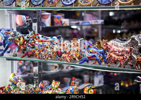 Barcelone, Espagne - 11 FÉVRIER 2022 : souvenirs touristiques vendus dans une boutique de cadeaux à Barcelone, Catalogne, Espagne. Banque D'Images