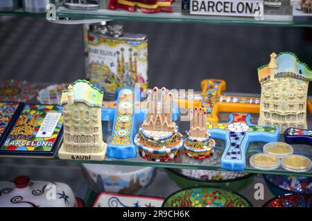 Barcelone, Espagne - 11 FÉVRIER 2022 : souvenirs touristiques vendus dans une boutique de cadeaux à Barcelone, Catalogne, Espagne. Banque D'Images