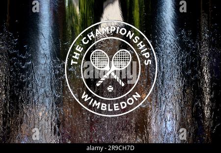 Photo du dossier datée du 10-07-2015 de la crête de Wimbledon sur un élément aquatique. Suite à l'interdiction de l'année dernière due à l'invasion illégale de l'Ukraine, les joueurs russes et biélorusses sont autorisés à revenir à ce tournoi cette année après que les organisateurs de Wimbledon ont été lourdement condamnés à des amendes et menacés de nouvelles sanctions par les organes directeurs du tennis. Date de publication : lundi 26 juin 2023. Banque D'Images