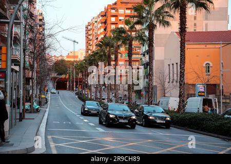 Barcelone, Espagne - 11 FÉVRIER 2022 : Placa de Lesseps est une place servant de frontière entre le quartier Sarria-Sant Gervasi et Gracia de Barcelone, Banque D'Images