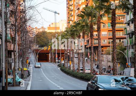 Barcelone, Espagne - 11 FÉVRIER 2022 : Placa de Lesseps est une place servant de frontière entre le quartier Sarria-Sant Gervasi et Gracia de Barcelone, Banque D'Images