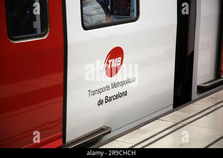Barcelone, Espagne - 13 FÉVRIER 2022 : à l'intérieur de la station de métro la Sagrara de Barcelone, Catalogne, Espagne. Banque D'Images