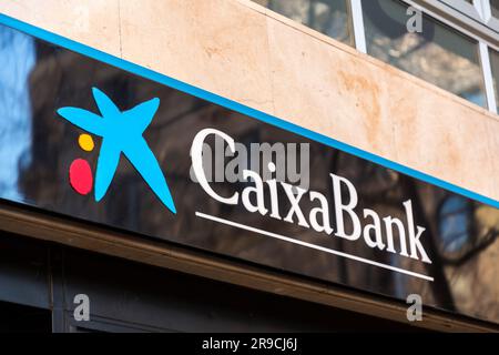 Barcelone, Espagne - 10 février 2022: CaixaBank, S.A. est une multinationale espagnole de services financiers. Basé à Valence, avec des bureaux opérationnels Banque D'Images