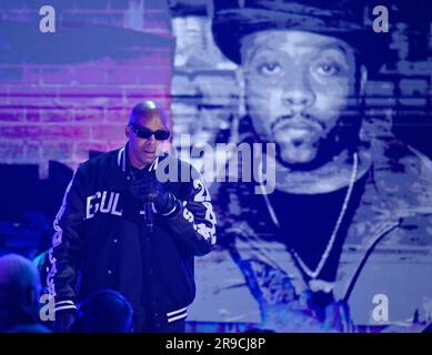 Los Angeles, États-Unis. 25th juin 2023. Warren G se produit sur scène lors de la diffusion en direct des BET Awards 23rd au Microsoft Theatre de Los Angeles, dimanche, 25 juin 2023. Le BET Award récompense les artistes noirs et d'autres personnes de couleur dans la musique, le film, le sport et la philanthropie. L'événement de cette année célèbre le 50th anniversaire du hip-hop. Photo de Jim Ruymen/UPI crédit: UPI/Alay Live News Banque D'Images