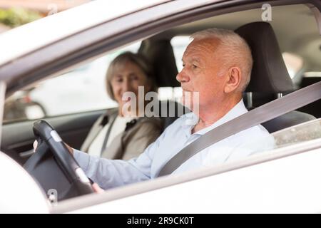 Couple de personnes âgées caucasiennes assis en voiture.Vieil homme assis sur le siège conducteur. Banque D'Images