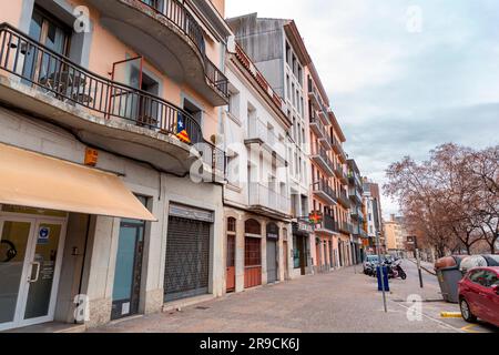 Gérone, Catalogne, Espagne - 12 FÉVRIER 2022: Paysage urbain et vue architecturale générique dans les quartiers résidentiels modernes de Gérone. Banque D'Images