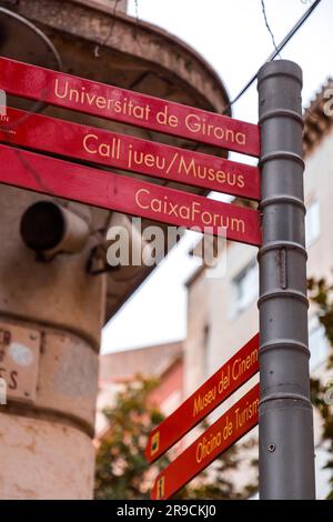 Gérone, Catalogne, Espagne - 12 FÉVRIER 2022: Panneaux de direction au Carrer de l'Argenteria, une rue commerciale dans la vieille ville de Gérone, Catalogne, SPAI Banque D'Images