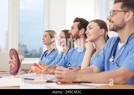 Étudiants en médecine en uniformes étudiant à l'université Banque D'Images