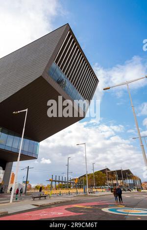 Barcelone, Espagne - 13 FÉVRIER 2022 : le Museuu del Disseny de Barcelone, le Musée du Design de Barcelone est un centre de l'Institut de la Culture, Placa des Glorie Banque D'Images