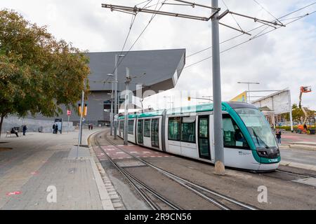 Barcelone, Espagne - 13 FÉVRIER 2022 : Tramvia Blau, Blue Tram est un réseau de tramways, qui fait partie du réseau métropolitain de Barcelone. Banque D'Images