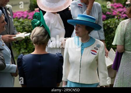 Ascot, Berkshire, Royaume-Uni. 21st juin 2023. La princesse royale et sa fille, Zara Tindall dans l'anneau de la parade le deuxième jour de la célèbre rencontre de course à l'hippodrome d'Ascot. Crédit : Maureen McLean/Alay Live News Banque D'Images