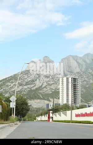 Mexique, San Pedro Garza Garcia - 27 août 2022: Rue de la ville près de belles montagnes Banque D'Images