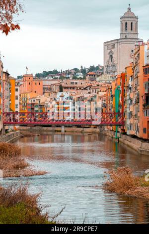 Gérone, Catalogne, Espagne - 12 FÉVRIER 2022 : Pont Eiffel construit par Gustave Eiffel au-dessus de l'Onyar à Gérone, Catalogne, Espagne. Banque D'Images