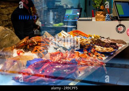 Gérone, Catalogne, Espagne - 12 FÉVRIER 2022: Poissons et fruits de mer vendus dans un magasin de Gérone, Catalogne, Espagne. Banque D'Images