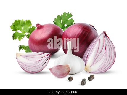 Oignons rouges, coriandre, grains de poivre, bulbe d'ail et gousse sur fond blanc Banque D'Images