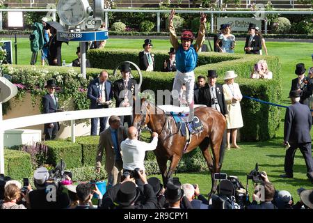 Ascot, Berkshire, Royaume-Uni. 21st juin 2023. Le vainqueur du Jockey Frankie Dettori de la course de vase de la reine à Royal Ascot revient à l'anneau de parade tout comme son vol de marque de commerce. Propriétaires Wathan Racing. Formateurs. John et Thady Gosden, Newmarket. Crédit : Maureen McLean/Alay Live News Banque D'Images