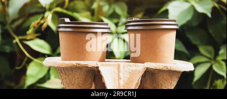 Deux tasses à café en papier à emporter porte-carton à l'extérieur. Bannière Banque D'Images