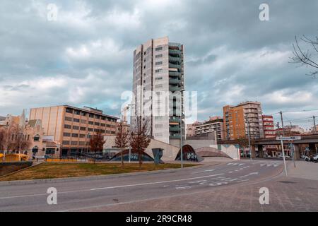 Gérone, Catalogne, Espagne - 12 FÉVRIER 2022: Paysage urbain et vue architecturale générique dans les quartiers résidentiels modernes de Gérone. Banque D'Images