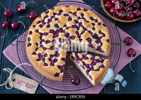 gâteau à la cerise sur grille à gâteau et cerises douces fraîches Banque D'Images