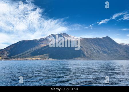 Fjord avec montagnes à l'horizon. L'eau écoute le soleil en Norvège. Photo de paysage du nord Banque D'Images