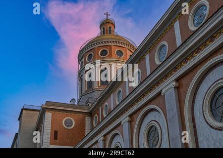 Le dôme de la Basilique Santuario Maria SS. Del Tindari au coucher du soleil, connu pour l'ancienne statue de la Vierge Noire. Tindari, Patti, Sicile Banque D'Images