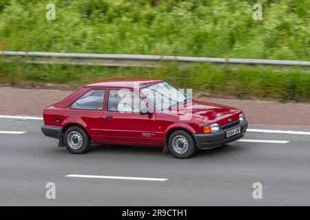 1990 90s années quatre-vingt-dix Red Ford Escort XR3i populaire; voyager à vitesse sur l'autoroute M6 dans le Grand Manchester, Royaume-Uni Banque D'Images