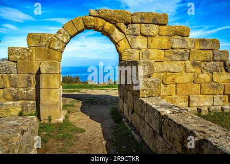 La mer de Sicile vue à travers l'arche d'accès au théâtre gréco-romain dans le parc archéologique de Tindari. Tindari, Patti, Sicile Banque D'Images