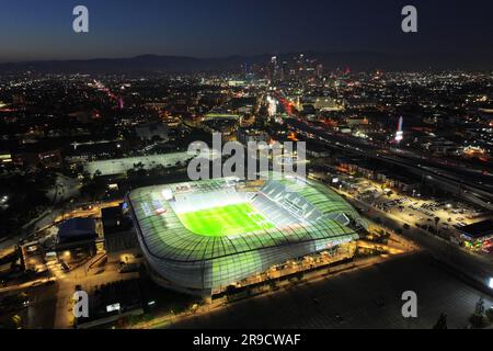 Vue aérienne générale du stade BMO et des gratte-ciel du centre-ville, dimanche, 25 juin 2023, à Los Angeles. Banque D'Images