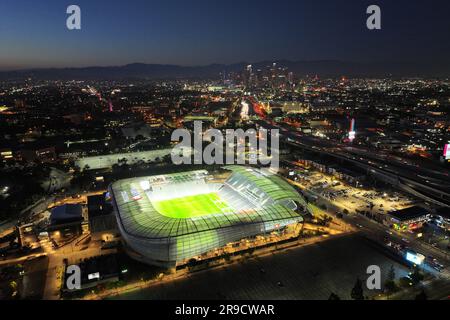 Vue aérienne générale du stade BMO et des gratte-ciel du centre-ville, dimanche, 25 juin 2023, à Los Angeles. Banque D'Images