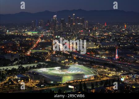 Vue aérienne générale du stade BMO et des gratte-ciel du centre-ville, dimanche, 25 juin 2023, à Los Angeles. Banque D'Images