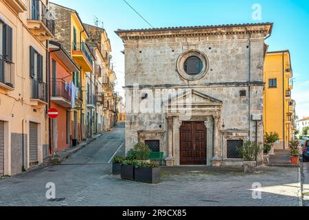 La façade raffinée en pierre de style roman de l'église dédiée à la Madonna delle Grazie. Popoli, province de Pescara, Abruzzes, Italie Banque D'Images