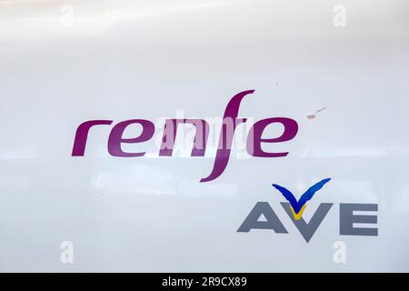 Saragosse, Espagne - 14 FÉVRIER 2022 : logo Renfe sur un train à grande vitesse. Renfe est la société d'État qui exploite des trains de marchandises et de passagers dans le SPAI Banque D'Images