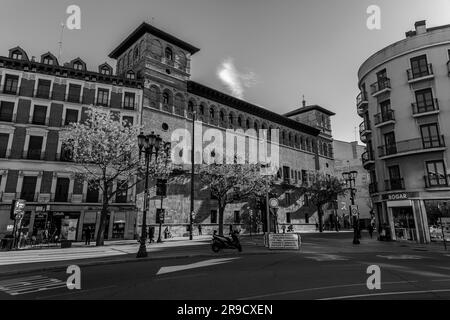 Saragosse, Espagne - 14 février 2022: Architecture générique et vue sur la rue à Saragosse, capitale de la région d'Aragon en Espagne. Banque D'Images