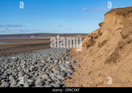 Vue sur la plage de Northam et sur l'estuaire de Taw Torridge jusqu'à Saunton Sands montrant l'érosion avec des galets et une vue exposée. Banque D'Images