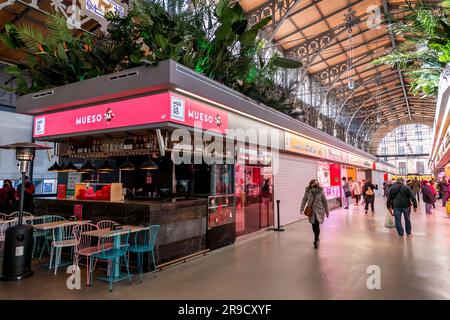 Saragosse, Espagne - 14 février 2022: Vue intérieure du marché central, Mercado Central à Saragosse, Aragon, Espagne. Banque D'Images