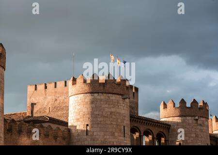 Le palais Aljaferia est un palais médiéval fortifié construit au cours du 11th siècle dans le Taifa de Saragosse à Al-Andalus. Banque D'Images